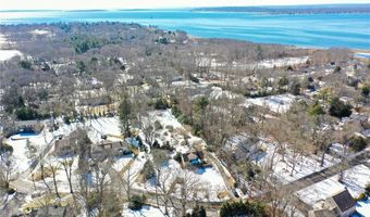 29 N Lake Dr, Barrington, RI 02806