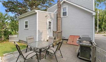 34 Platt St, Bristol, RI 02809