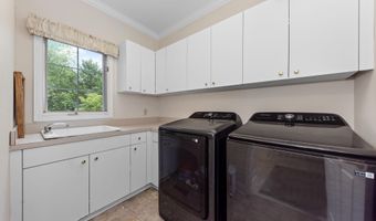 2086 Valleyview Dr, Ann Arbor, MI 48105
