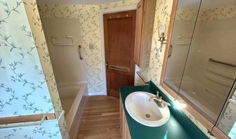 208 7th St, Bangor, ME 04401