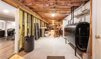 4 Hart Pond Dr, North Smithfield, RI 02896