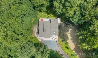 221 White Oak Trl, Banner Elk, NC 28604