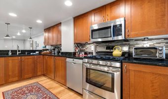 104 R St NE B, Washington, DC 20002