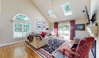 12 Lyndenwood Dr, Brookfield, CT 06804