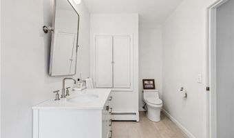 101 County Rd, Barrington, RI 02806