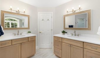 4 Brookfield Ct, East Greenwich, RI 02818