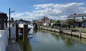 3 Desoto Rd, Amity Harbor, NY 11701