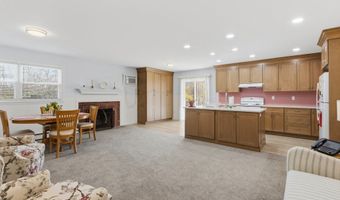 9 Evas Dr, Brookfield, CT 06804