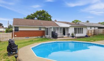 11 James Dr, Albany, NY 12211