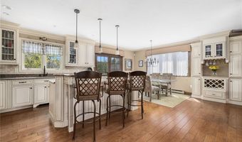 11 Renfrew Ave, Middletown, RI 02842