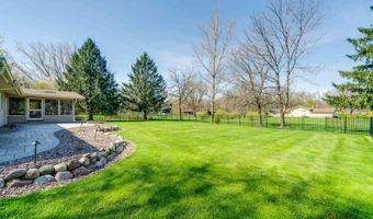 111 N Shannon Dr, Woodstock, IL 60098