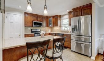 4 Lee Cir, Bloomfield, CT 06002
