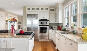 41 Castle Hill Ave, Newport, RI 02840