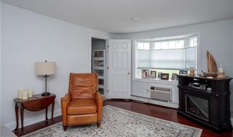 203 Fenner Ave 5, Middletown, RI 02842