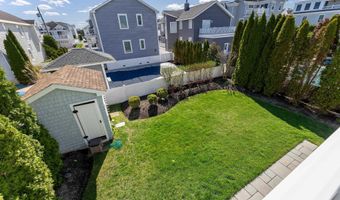 56 W 13th St, Avalon, NJ 08202