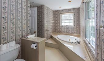 2070 White Pond Dr, Akron, OH 44313
