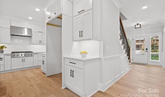 6906 Providence Ln W, Charlotte, NC 28226