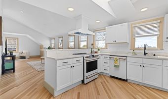 18 Barney St 3, Newport, RI 02840