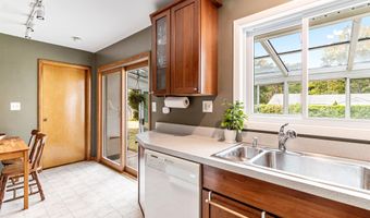 21 Alder Ln, Burlington, VT 05401