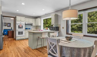 8 Sassafras Ln, Clinton, CT 06413