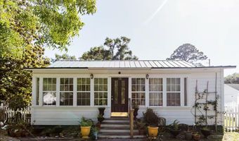 130 14th St, Apalachicola, FL 32320