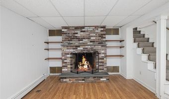 28 Hybrid Dr, Cranston, RI 02920