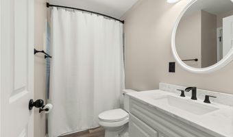 794 Robinhood Dr, Aurora, OH 44202