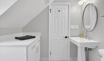 1607 N GLEBE Rd, Arlington, VA 22207