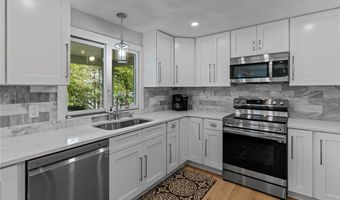 8 Woodsia Rd, Narragansett, RI 02874