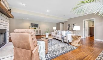 924 Forest Lake Ct, Ballwin, MO 63021