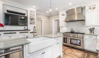 2 Raven Crest Dr, Bethel, CT 06801