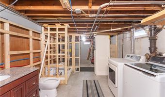 64 Deerfield Dr, Warwick, RI 02886