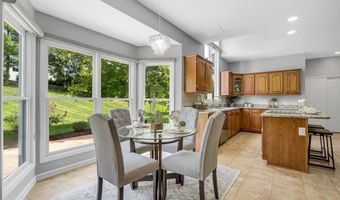 821 Heatherhaven Dr, Ballwin, MO 63011