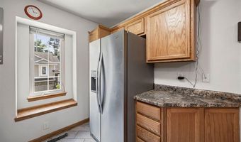 1050 Twilight Dr, North Liberty, IA 52317