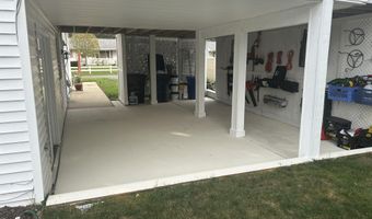 19 Elm St, Beachwood, NJ 08722