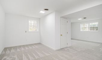 23 Oak Grove Rd, Brookfield, CT 06804