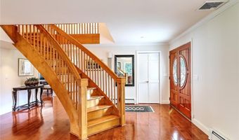 3 Spinnaker Dr, Barrington, RI 02806