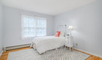 20 Laura Dr, Danbury, CT 06811