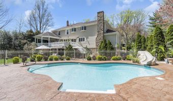 14 Bunker Hill Dr, Middletown, NJ 07748