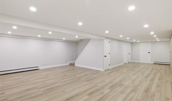 109 Nassau Dr, Albertson, NY 11507