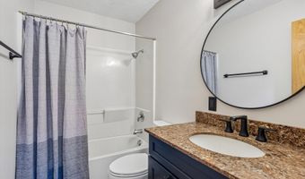 621 SE 4th St, Ankeny, IA 50021