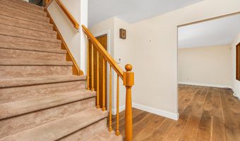 3 Springwood Manor Dr, Albany, NY 12211