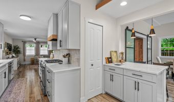 820 Barton Dr, Ann Arbor, MI 48105