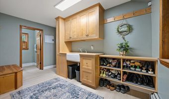 43 Darling Parke Dr, Bangor, ME 04401