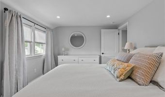 18 Sylvan Ter, Newport, RI 02840