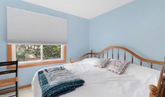 66 Foxglove Dr, Cranston, RI 02920