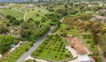 735 Del Valle Dr, Fallbrook, CA 92028