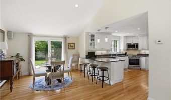 34 Brooks Farm Dr, Bristol, RI 02809