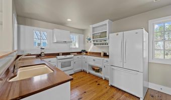 511 Neuse Village Rd # C5, Arapahoe, NC 28510