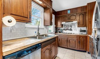 21 Dockage Rd, Bayville, NJ 08721